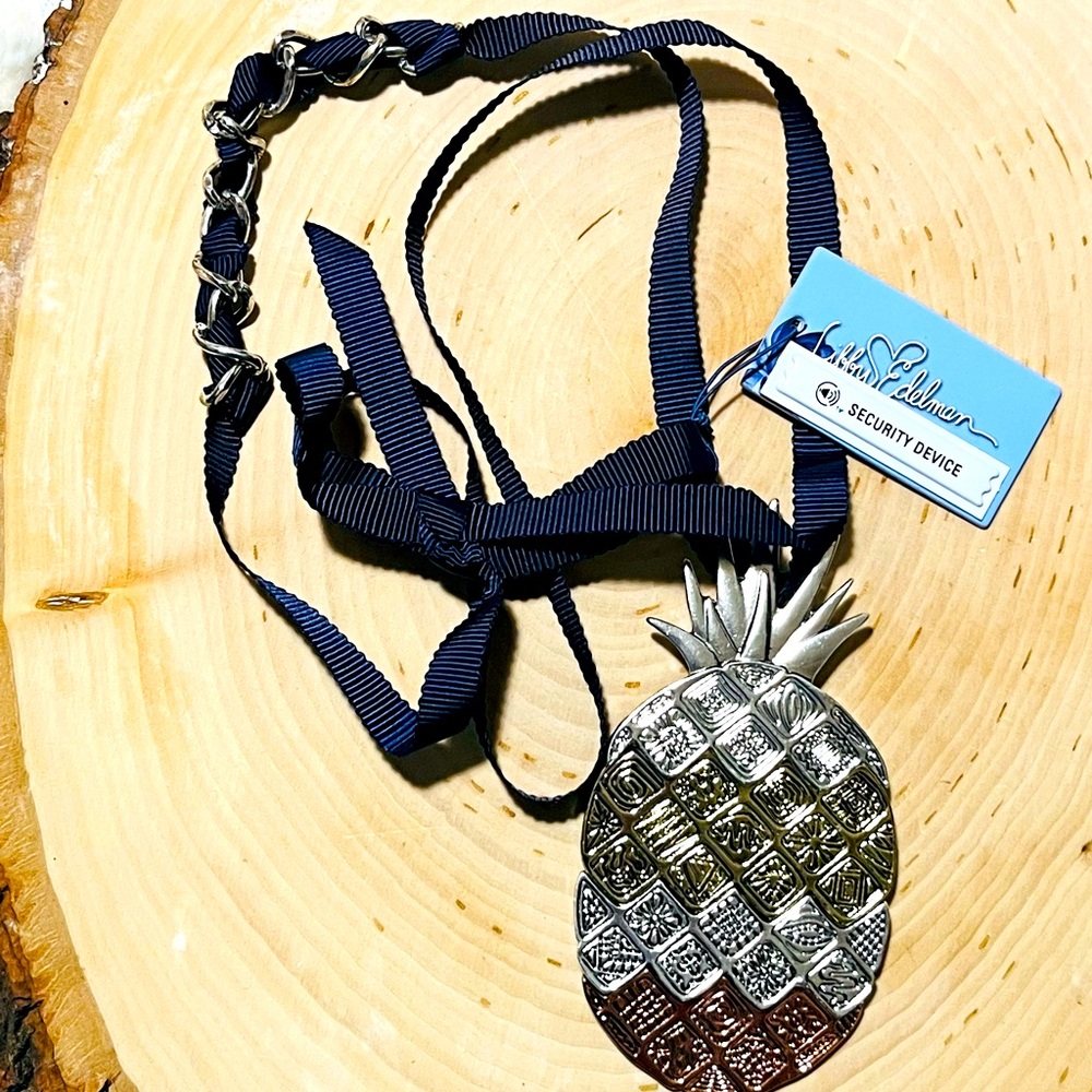 Libby Edelman pineapple ribbon necklace large